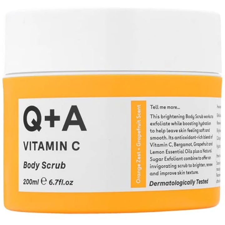 Q+A Vitamin C Body Scrub 200ml eksfolierende kropsskrub der giver glød i en orange krukke med hvidt låg