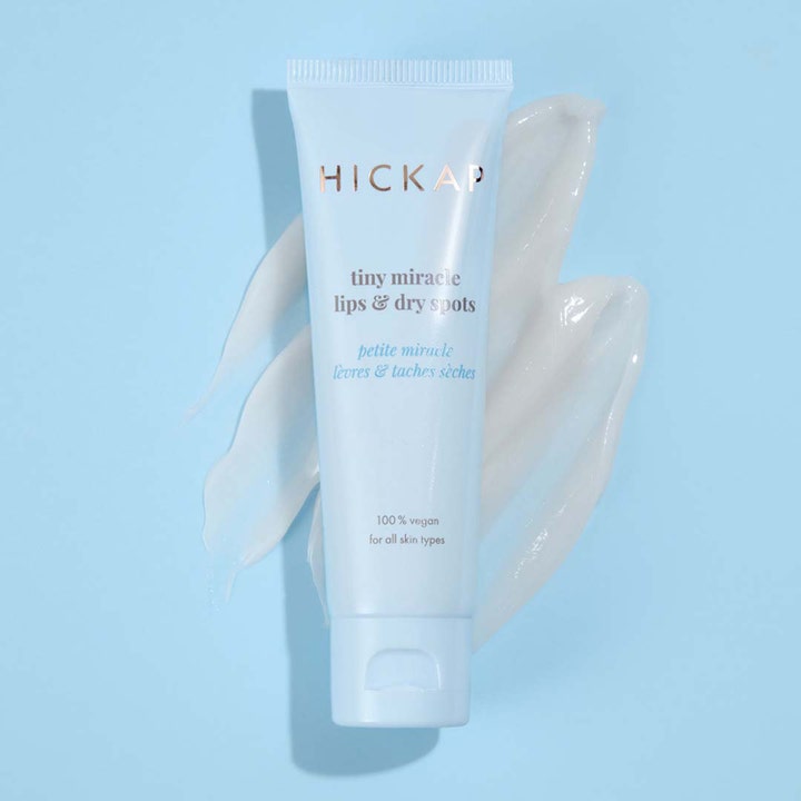 Hickap Tiny Miracle Lips & Dry Spots 25 ml fugtgivende spot treatment i lyseblå tube med cremet hvid tekstur