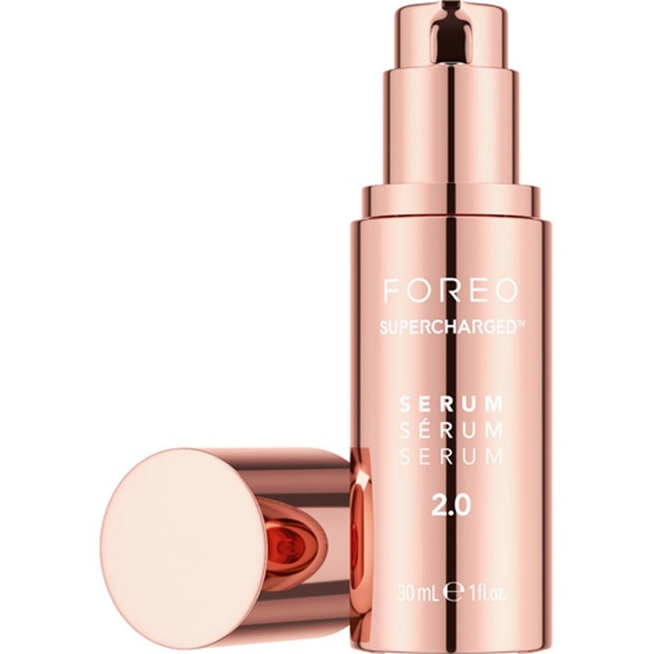 FOREO Supercharged Serum 2.0 30 ml fugtgivende ansigtsserum i skinnende rose gold flaske med hvid skrift og løst låg