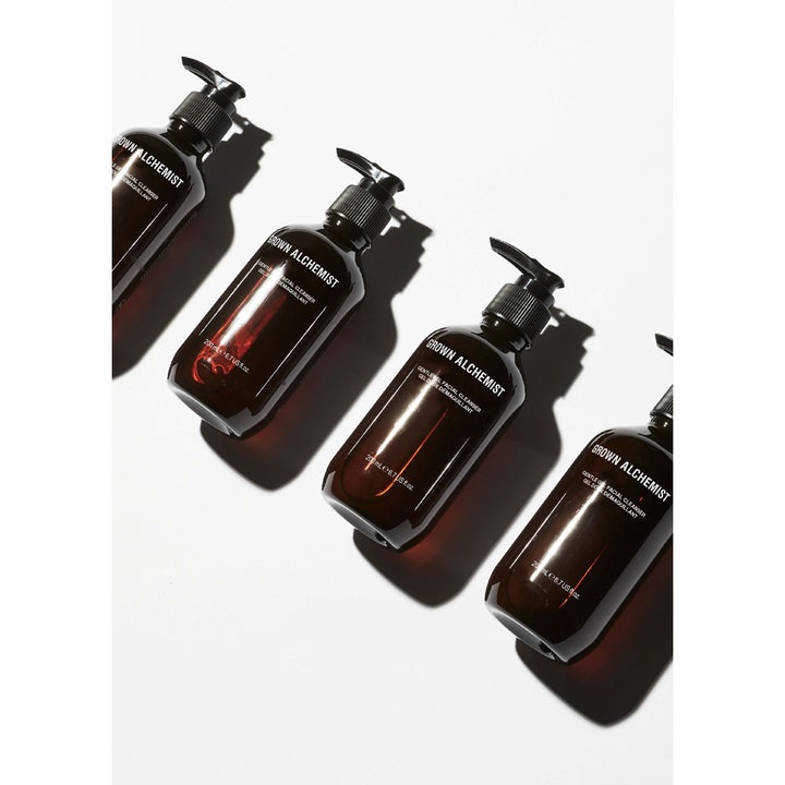 Grown Alchemist Gentle Gel Facial Cleanser 200 ml beroligende ansigtsvask i fire mørkebrune flasker med sorte pumper.