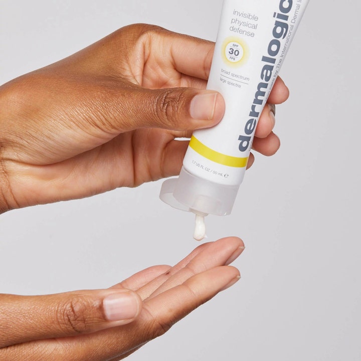 Dermalogica Invisible Physical Defense SPF30 50 ml solcreme der trykkes ud i en håndflade fra den hvide tube