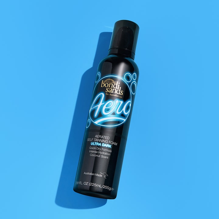 Bondi Sands Aero Self Tan Foam Ultra Dark 225 ml selvbruner i sort sprayflaske mod blå baggrund