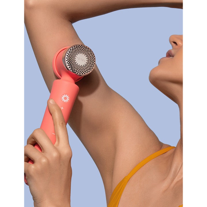 FOREO PEACH™ 2 Peach IPL-enhed til hårfjerning ferskenfarvet apparat anvendt i armhulen for glat hud