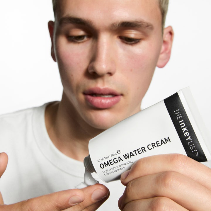 The INKEY List Omega Water Cream 50 ml let fugtgivende ansigtscreme der trykkes ud af en hvid tube på en finger.