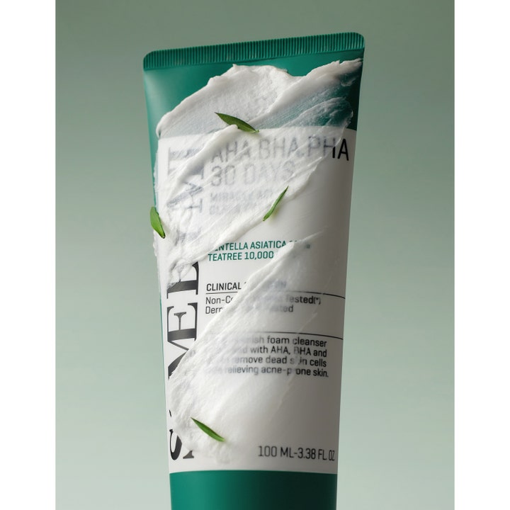 Some By Mi Aha-Bha-Pha 30 Days Miracle Acne Clear Foam 100 ml beroligende rengøringsskum med cremet hvid tekstur og blade.