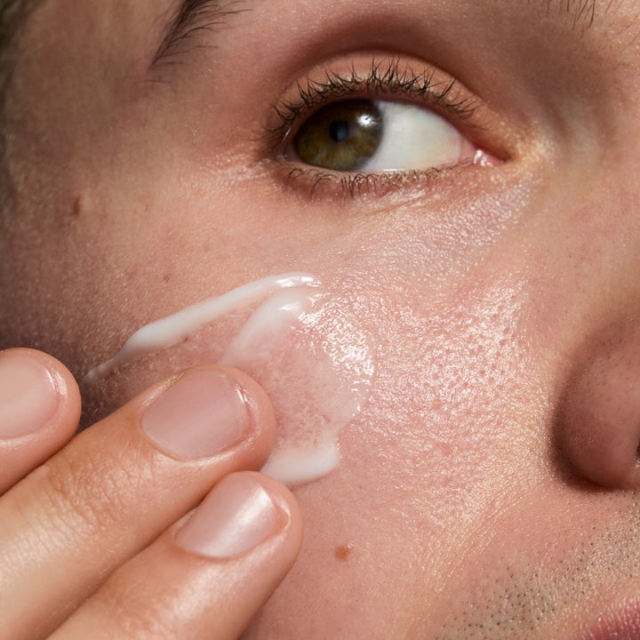 The INKEY List Omega Water Cream 50 ml fugtgivende dagcreme i hvid tube med let gel-creme tekstur på lilla baggrund
