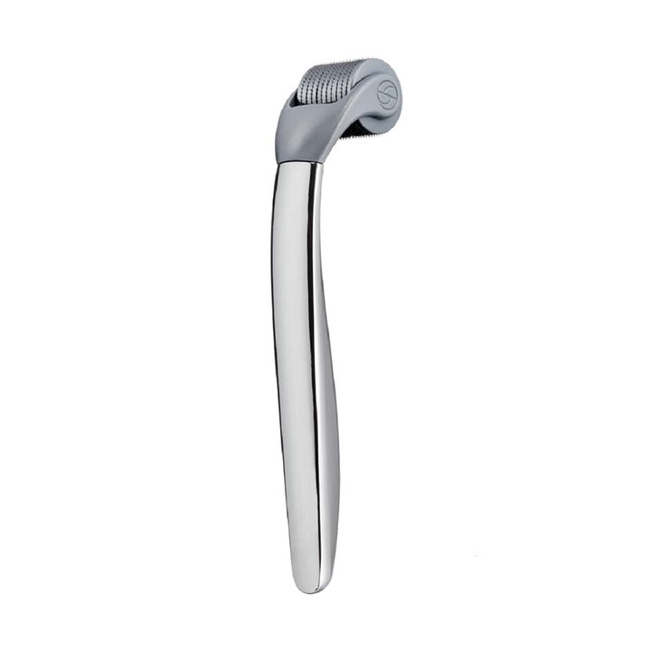Swiss Clinic Skin Roller til hudfornyelse med ergonomisk sølvfarvet håndtag og gråt rullehoved med mikronåle.