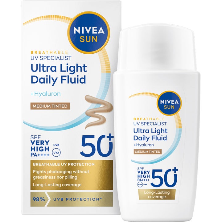 Nivea Sun Ultra Light Daily Fluid SPF 50+ Medium Tinted solcreme med hyaluron i hvid plastflaske og papæske.