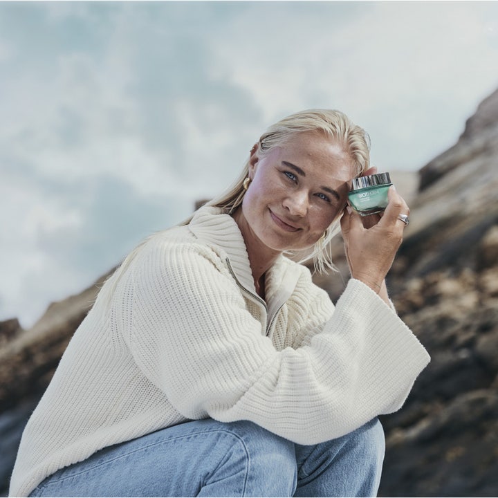 Biotherm Aquasource Hyalu Plump 30 ml fugtgivende dagcreme i krukke holdt af smilende kvinde udendørs