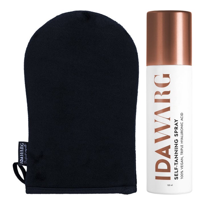 IDA WARG Self-Tanning Spray 150 ml selvbruner der giver solkysset hud i hvid flaske med bronzelåg og sort vante