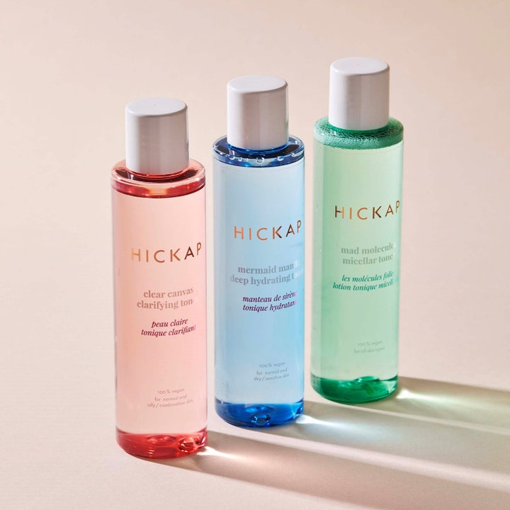 Hickap Mermaid Mantle Deep Hydrating Toner 150 ml fugtgivende toner i blå flaske vist med pink og grønne varianter