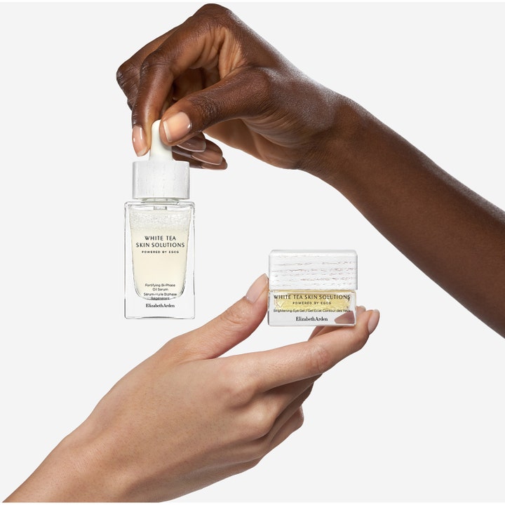 Elizabeth Arden White Tea Skin Brightening Eye Gel 15 ml lysnende øjencreme i lille glaskrukke holdt af to hænder