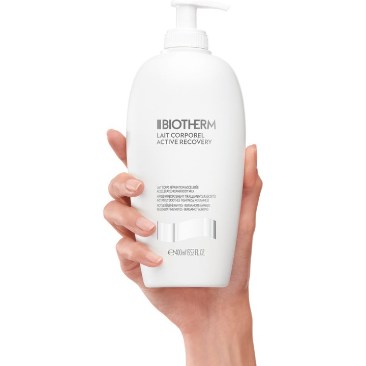 Biotherm Lait Corporel Active Recovery 400 ml genoprettende body lotion i hvid pumpeflaske der holdes i en hånd
