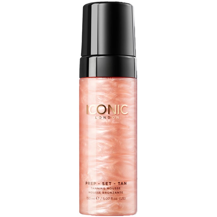 Iconic London Prep-Set-Tan 150 ml selvbruner mousse giver glød i gennemsigtig flaske med glitrende ferskenfarvet indhold.