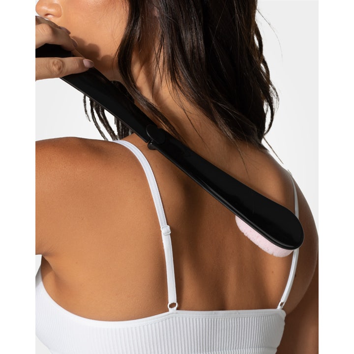 Loving Tan Easy To Reach Back Applicator 1 stk sort rygapplikator med pink pude der sikrer jævn selvbruner på ryggen