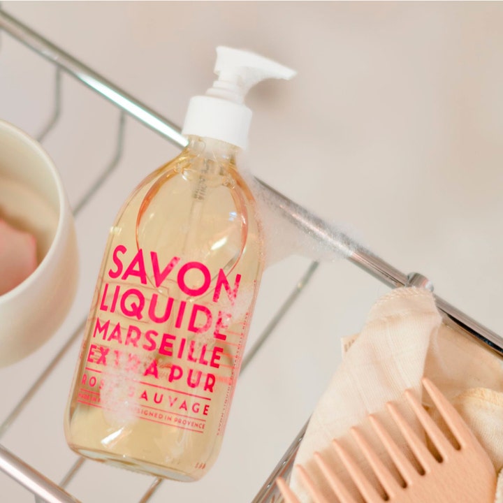 Compagnie de Provence Liquid Marseille Soap Wild Rose 495 ml plejende håndsæbe i klar pumpeflaske med pink tekst