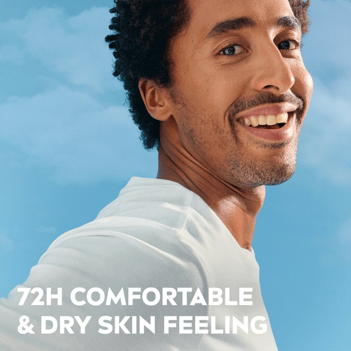 NIVEA MEN Dry Fresh Roll-On 50 ml giver 72h tør hudfornemmelse vist med en smilende mand mod en blå himmel.