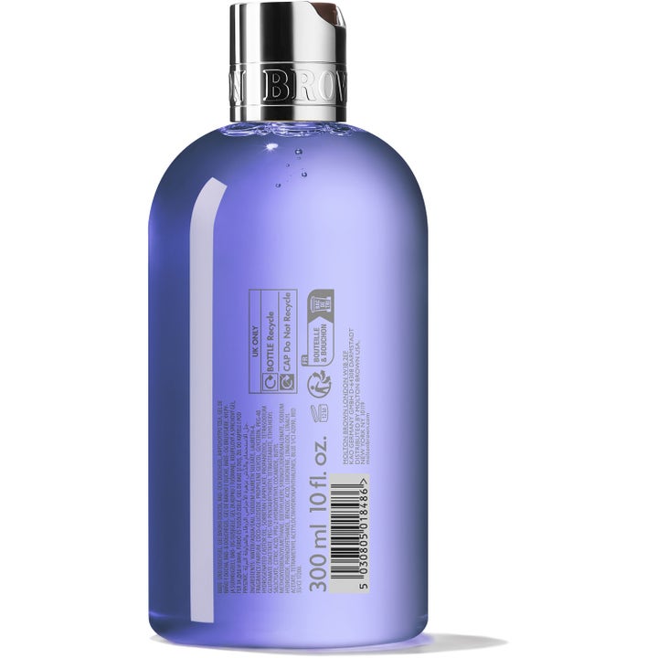 Molton Brown Bluebell & Wild Strawberry 300 ml rensende showergel i lilla flaske vist fra bagsiden med sølvfarvet låg