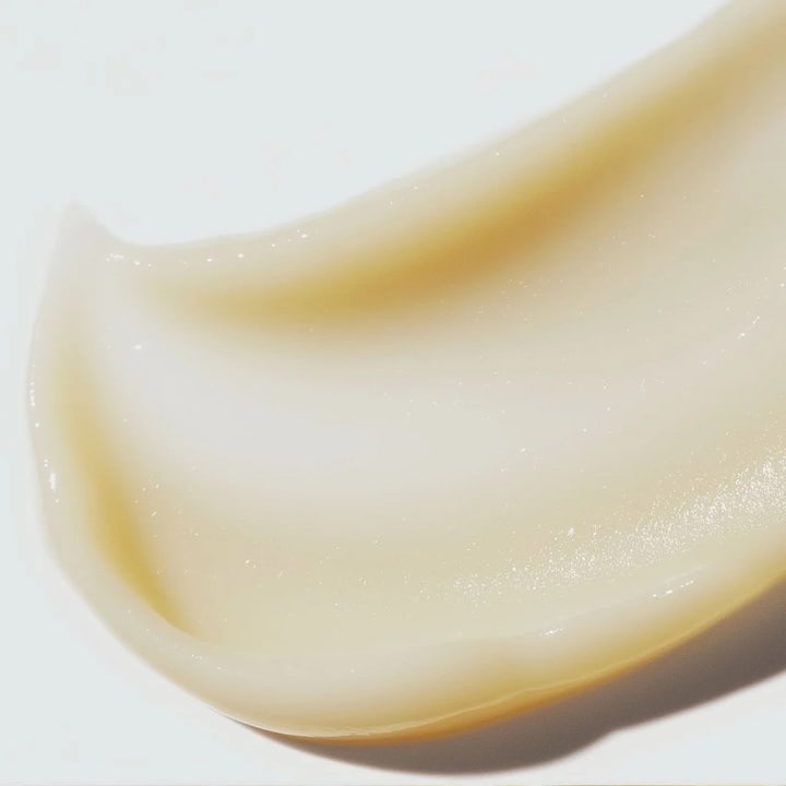 MANTLE The Eye Smoother 15 ml plumping øjencreme viser en fyldig og cremet lysegul tekstur der udglatter huden.