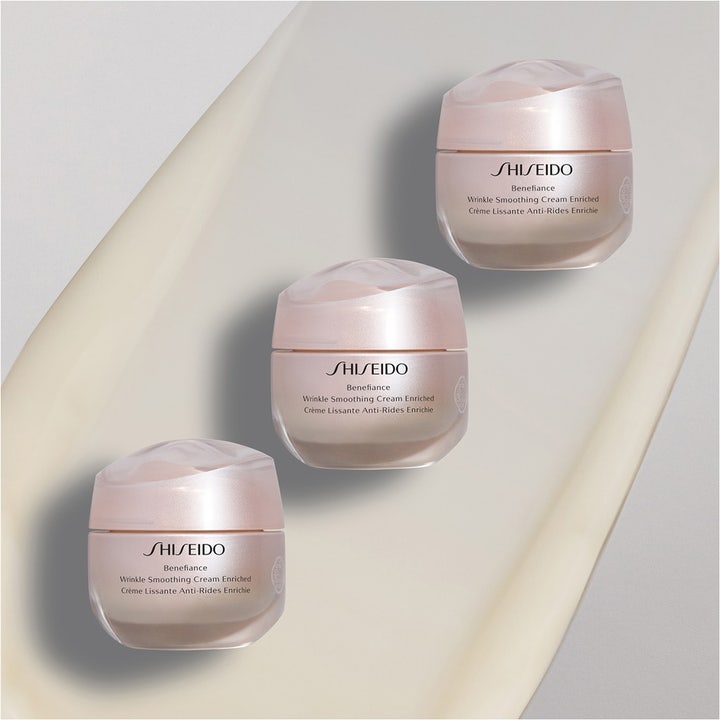 Shiseido Benefiance Wrinkle Smoothing Day Cream 50 ml rynkeudglattende ansigtscreme i tre krukker på blød tekstur