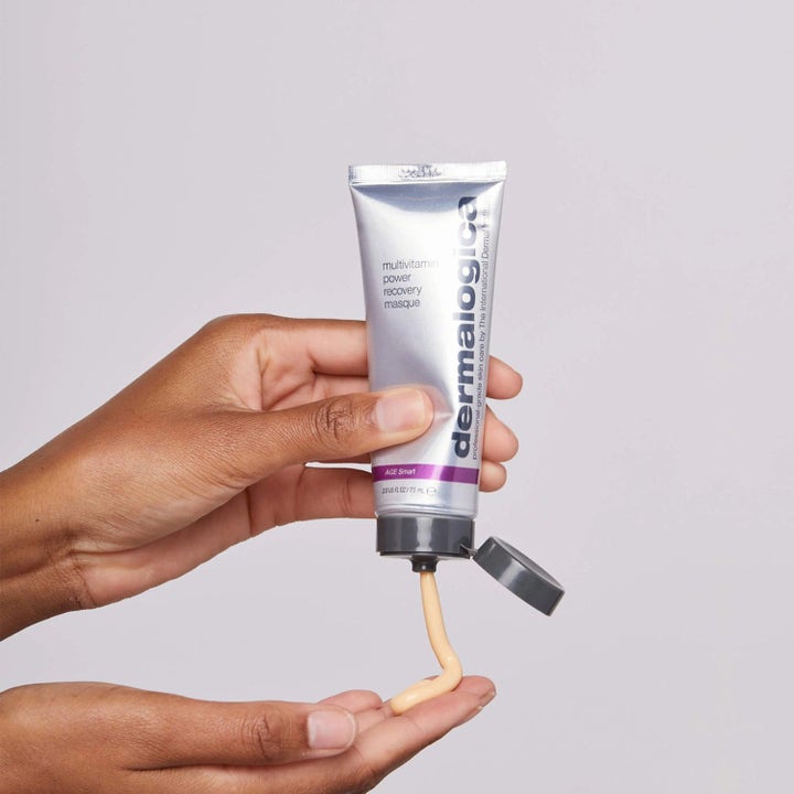 Dermalogica AGE smart Multivitamin Power Recovery Masque 75 ml ansigtsmaske ferskenfarvet creme trykkes ud i hånden