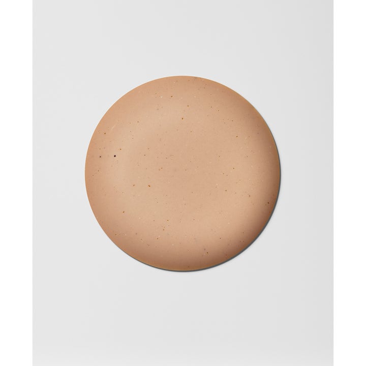 Heliocare Pigment Solution Fluid SPF 50+ 50 ml solcreme mod pigmentpletter med en beige flydende tekstur og små prikker