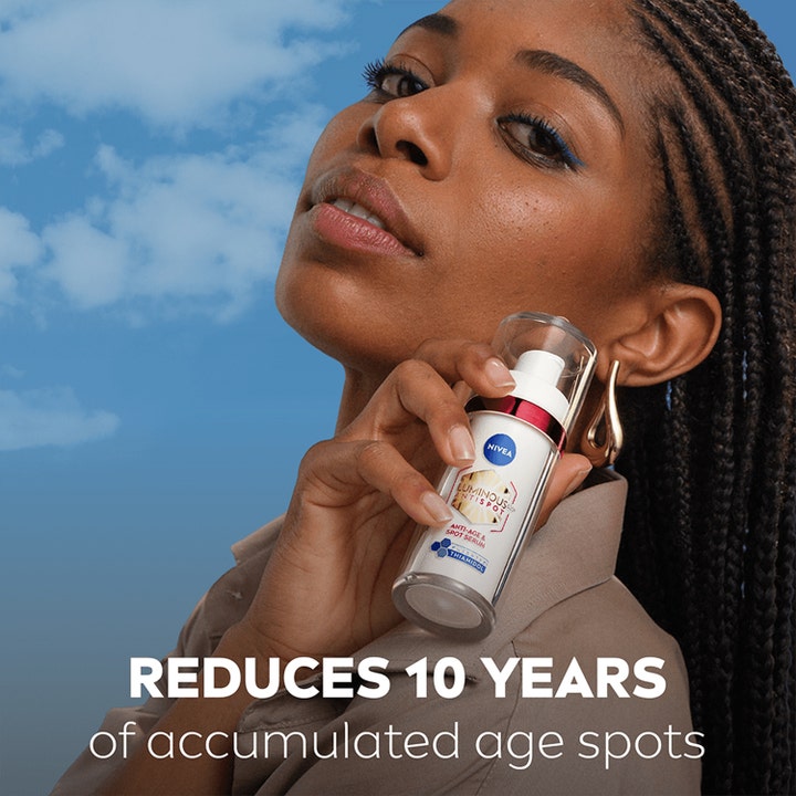NIVEA LUMINOUS 630 Anti-Age & Dark-Spot Serum 30 ml mod pigmentpletter holdes af kvinde mod blå himmel