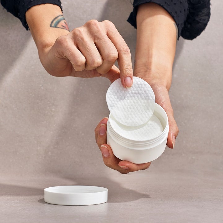 Swiss Clinic Hydrating Self-Tan Pads 25 stk giver glød med fugtgivende rondeller i hvid krukke.