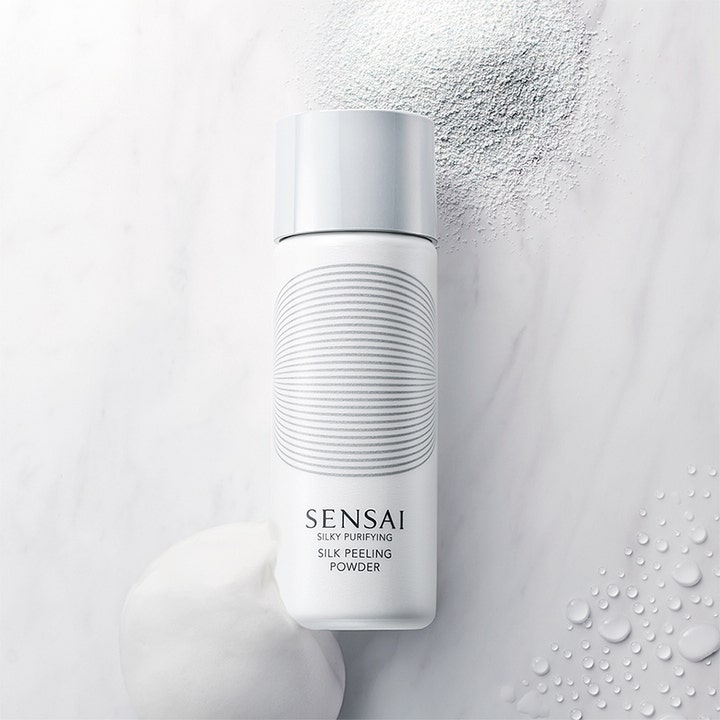 Sensai Silky Purifying Silk Peeling Powder 40 g eksfolierende ansigtspeeling hvid flaske med fint pulver og blødt skum