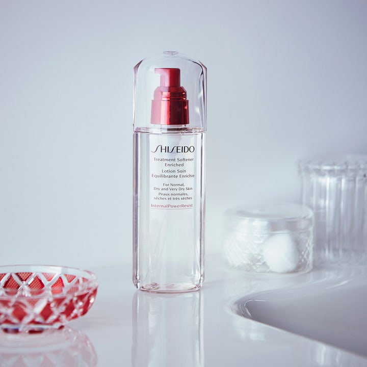 Shiseido Defend Treatment Softener Enriched 150 ml fugtgivende toner i gennemsigtig flaske med rød pumpe ved en vask