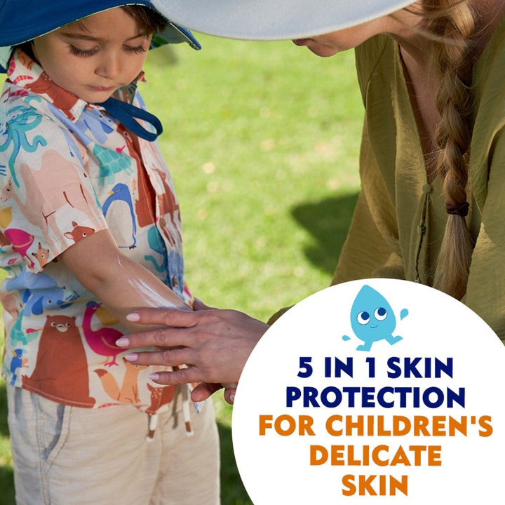 NIVEA Sun Kids Protect & Sensitive Lotion 200 ml SPF50+ giver 5-i-1 beskyttelse på barnets arm i solrigt vejr.