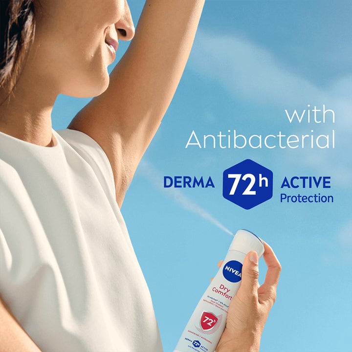 NIVEA Dry Fresh Deospray 150 ml antibakteriel deodorant giver 72 timers beskyttelse vist mod en klar blå himmel.