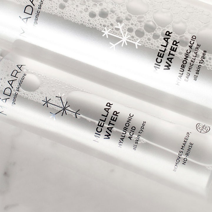 MÁDARA Micellar Water 100 ml fugtgivende ansigtsrens med hyaluronsyre fjerner makeup og ses med friske bobler.
