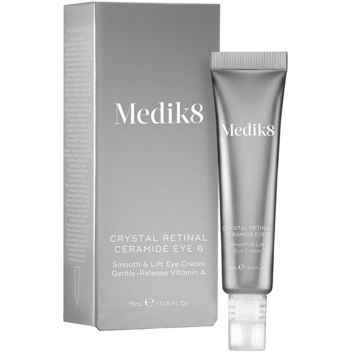 Medik8 Crystal Retinal Ceramide Eye 6 15 ml udglattende øjencreme i sølvfarvet tube og æske med vitamin A.