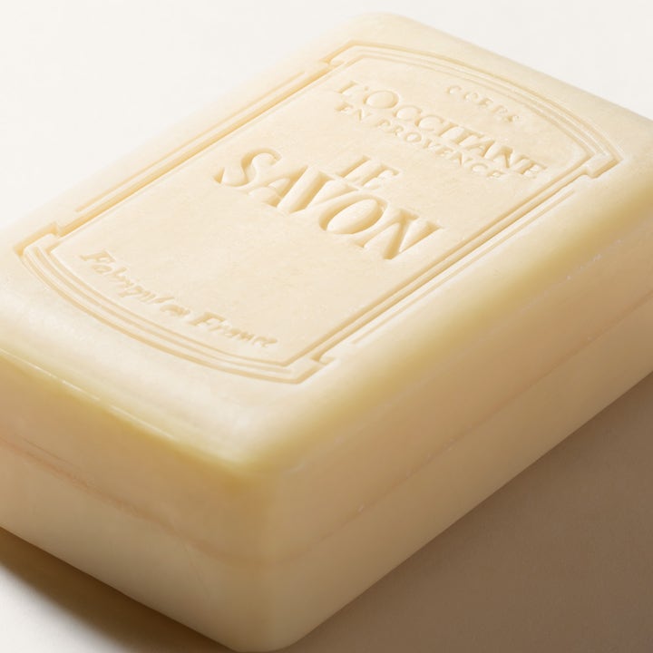 L'Occitane en Provence Shea Butter Verbena Body Soap 250 g plejende fast sæbe med indgraveret logo og tekst