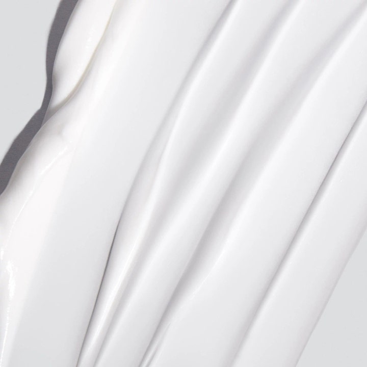 Dermalogica Skin Smoothing Cream 50 ml fugtgivende ansigtscreme vist som en rig og cremet hvid tekstur