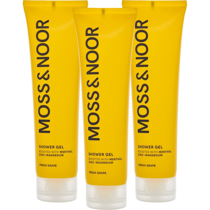 Moss & Noor Shower Gel Fresh Grape 3-pak opfriskende kropspleje i klare gule plastictuber med hvide låg.