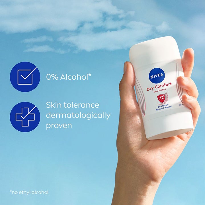 NIVEA Dry Comfort Stick 50 ml antiperspirant deodorant giver 72h beskyttelse, hvid stick holdes mod blå himmel.