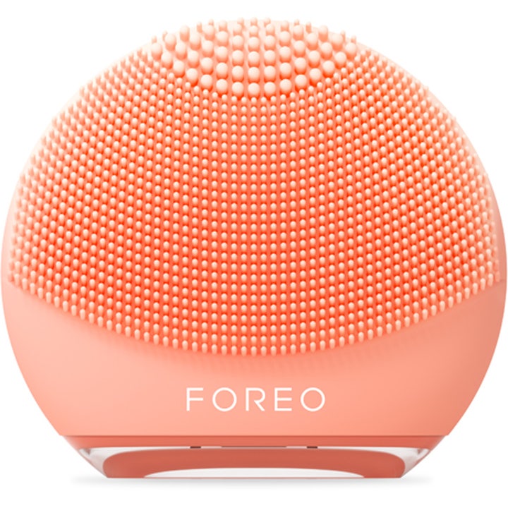 Foreo Luna 4 Go ansigtsbørste giver dybderensende pleje med bløde silikonebørster i en ferskenfarvet nuance.