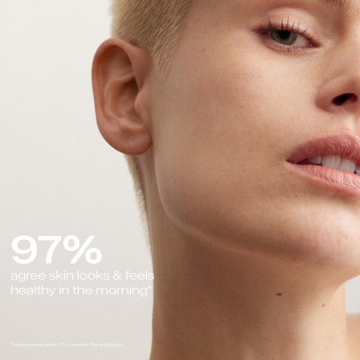 Lumene Nordic Sensitive Rich Night Balm 50 ml natcreme på model med tekst om at 97% får sundere hud om morgenen.
