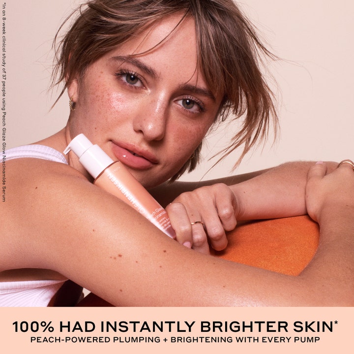 Ole Henriksen Truth Peach Brightening Serum 30 ml giver glød vist med model og ferskenfarvet pumpeflaske