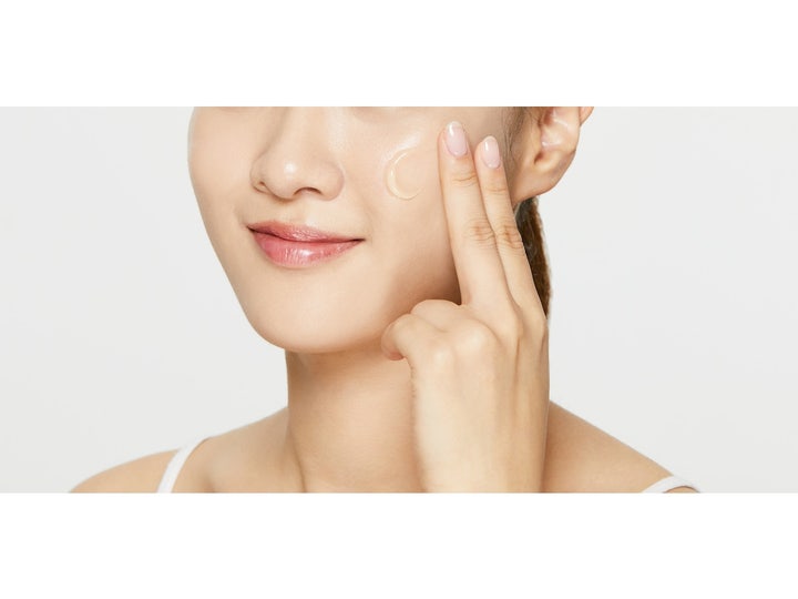 COSRX Ultimate Moisturizing Honey Overnight Mask 60 ml fugtgivende natmaske påføres som en let klar gel på kinden
