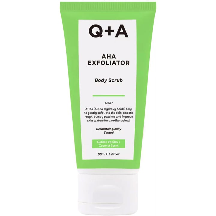 Q+A AHA Exfoliator Body Scrub 50ml eksfolierende bodyscrub i grøn tube med hvid etiket der udglatter hudens tekstur