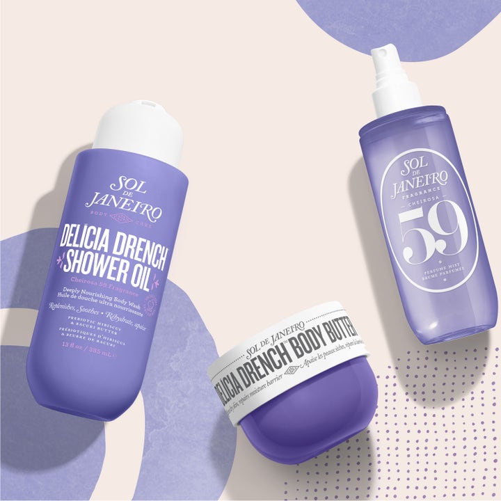 Sol de Janeiro Delicia Drench Shower Oil 385 ml nærende shower oil vist med body butter og mist i lilla emballage
