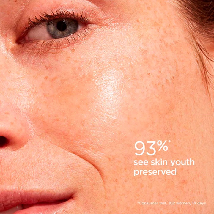Clarins Invisible Sun Care Stick 17 g solcreme til ansigtet nærbillede af hud med tekst 93% see skin youth preserved.