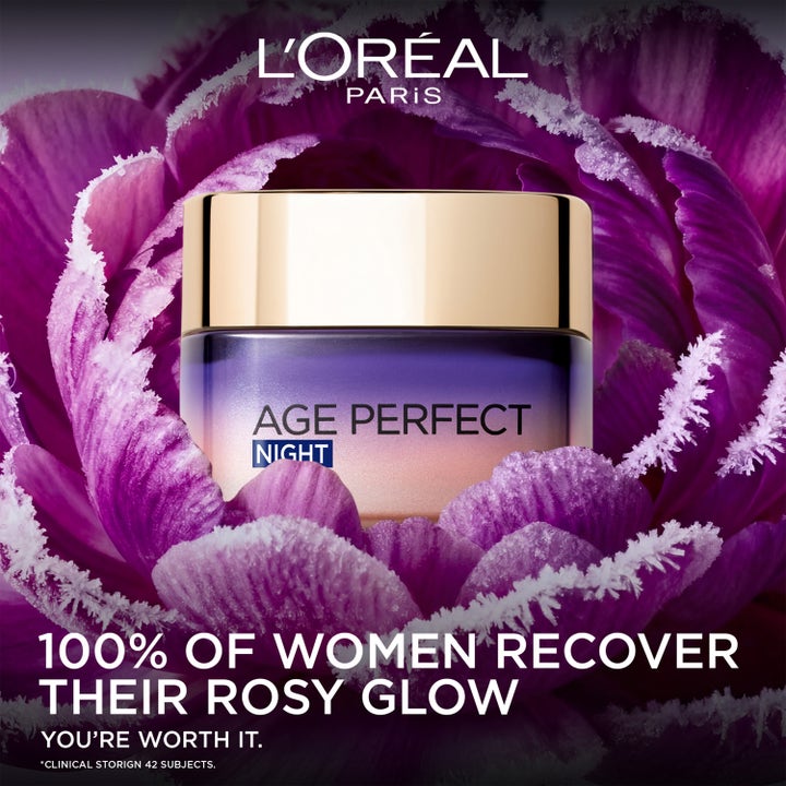 L'Oréal Paris Age Perfect Night Cream 50 ml giver rosy glow i lilla glaskrukke placeret i en frostet blomst.