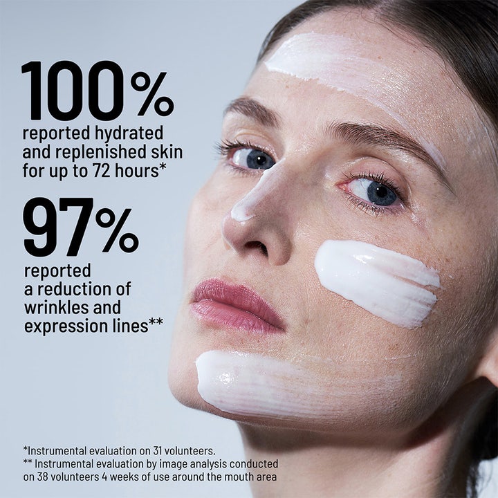 Dr Brandt Hyaluronic Face Cream 50 g fugtgivende ansigtscreme påført hud med tekst om 100% fugt og 97% færre rynker