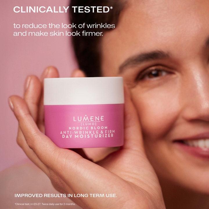 Lumene Nordic Bloom 50 ml opstrammende dagcreme i lyserød krukke holdt af en smilende kvinde