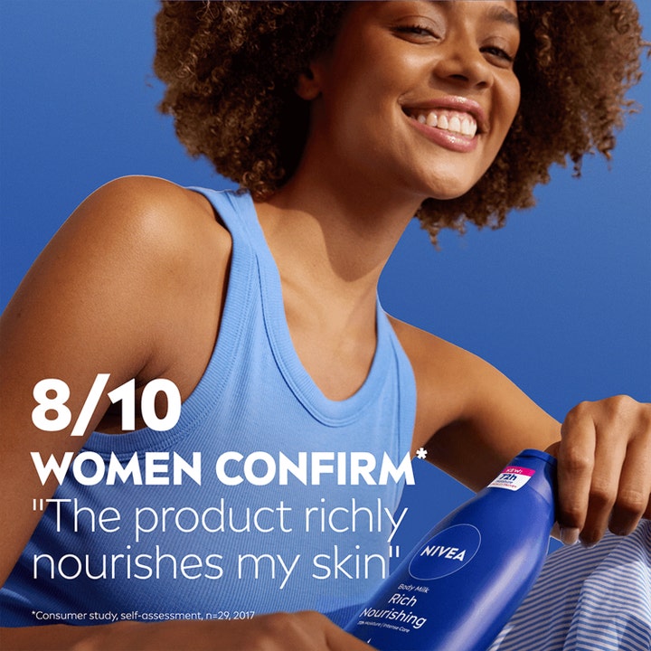 NIVEA Rich Nourishing Body Lotion 250 ml giver intens fugt vist med en smilende kvinde mod blå baggrund