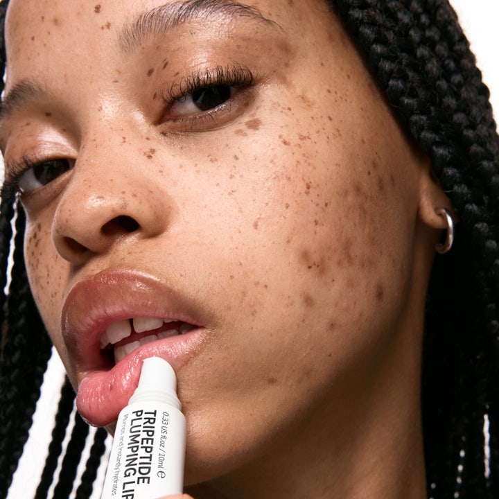 The INKEY List Tripeptide Plumping Lip Balm 10 ml påføres på læberne for en fugtgivende effekt.